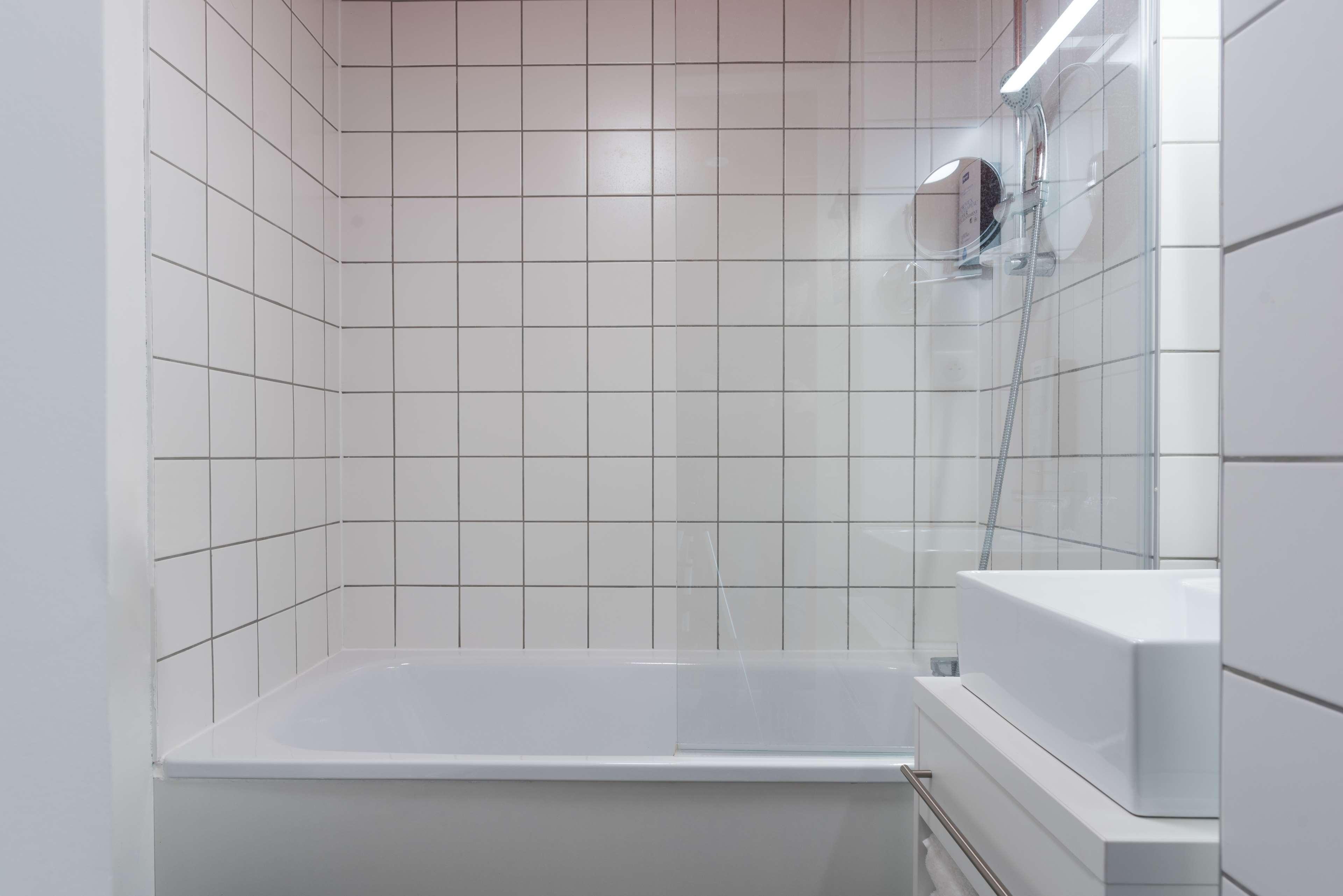 Kyriad Lyon Est - Saint Quentin Fallavier Екстер'єр фото